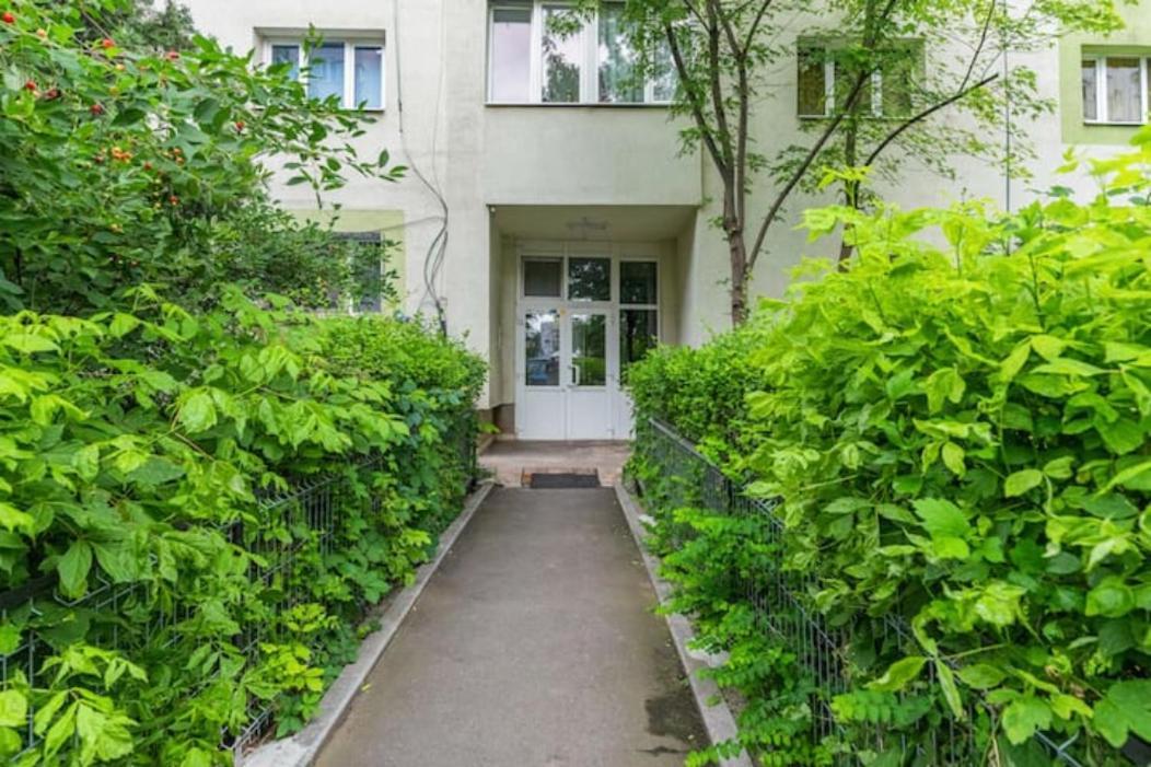 Cosy & Chic Studio Close By Victoria Square Бухарест Экстерьер фото