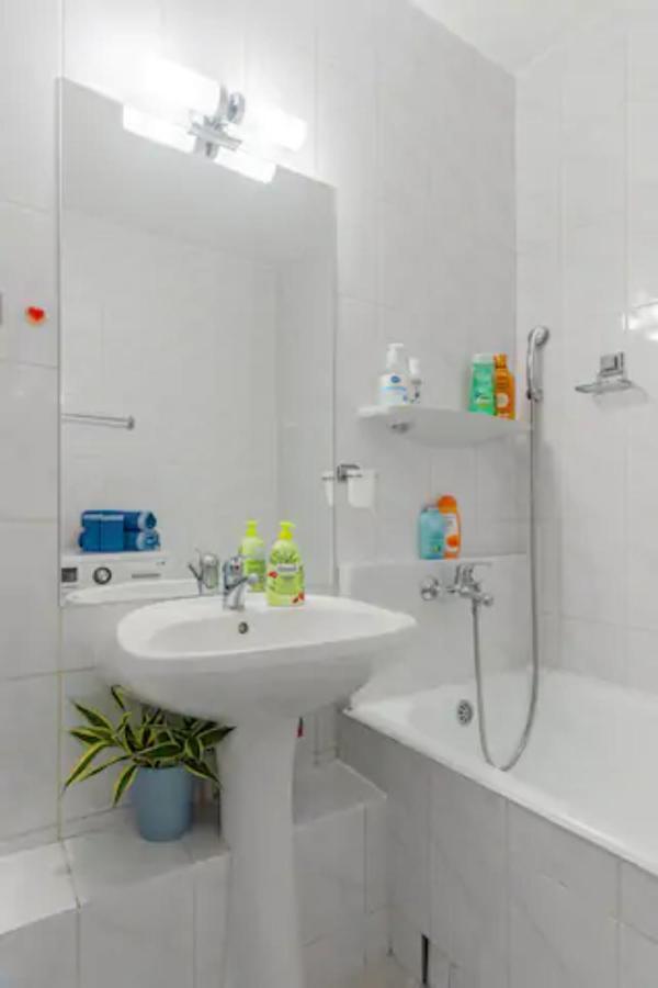 Cosy & Chic Studio Close By Victoria Square Бухарест Экстерьер фото