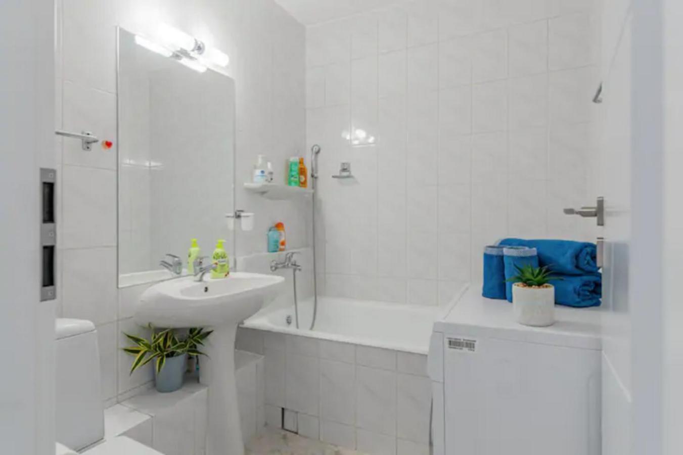 Cosy & Chic Studio Close By Victoria Square Бухарест Экстерьер фото