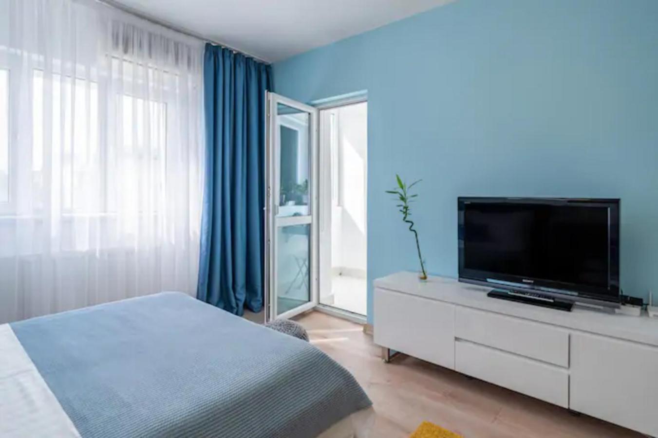 Cosy & Chic Studio Close By Victoria Square Бухарест Экстерьер фото