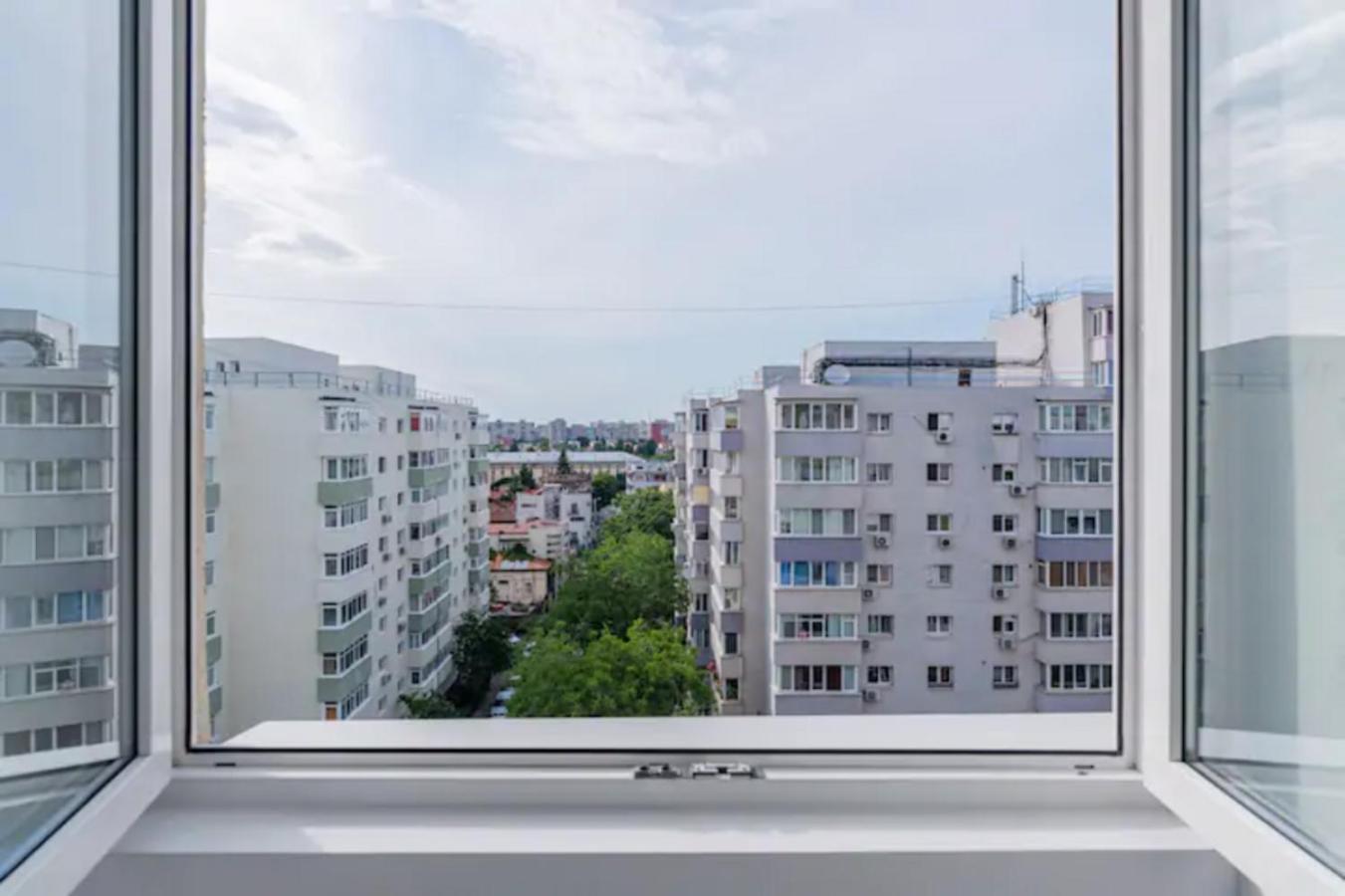 Cosy & Chic Studio Close By Victoria Square Бухарест Экстерьер фото